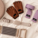 Accessoires de sport sur tapis ivoire