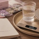 Régime 800 calories par jour : balance affichant 800 kcal, risques métaboliques