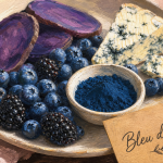 Aliments bleus : bleuets, mûres et vitelotte bleue dans une assiette