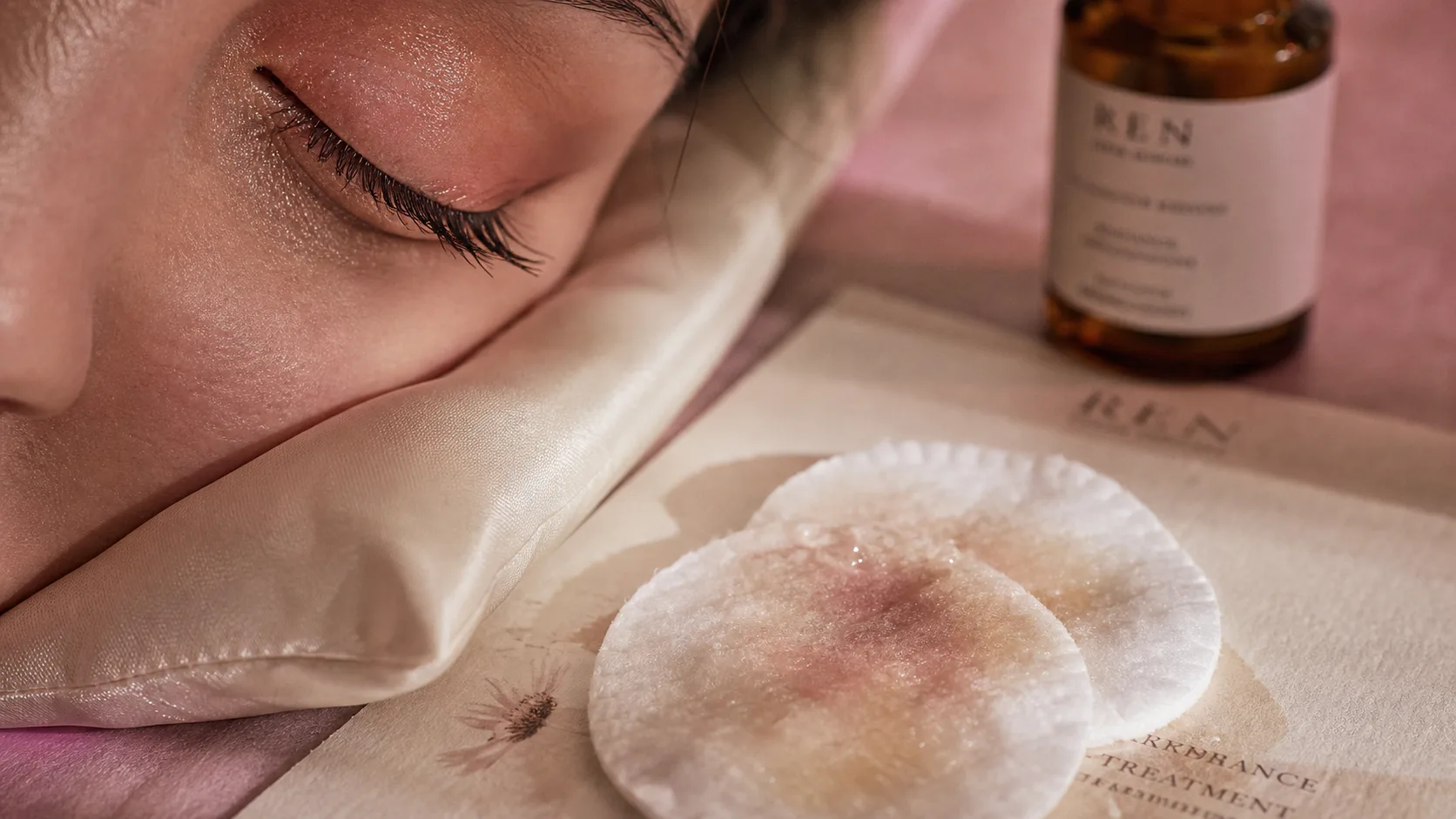Comment enlever le mascara waterproof sans casser ses cils, coton imbibé d’huile démaquillante sur paupière