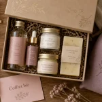 Coffret beauté bio ouvert sur une table en bois, produits bio et trousse