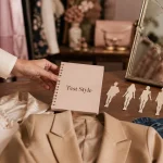 Test style vestimentaire : carnet, blouse et silhouettes découpées