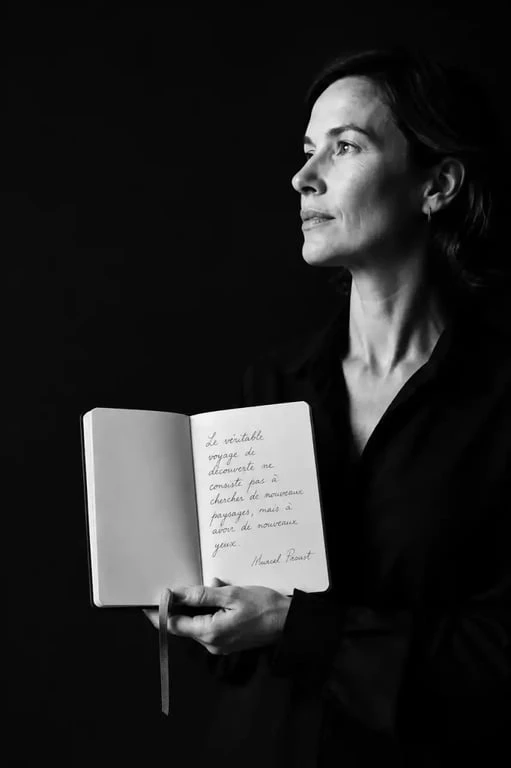 Citation femme inspirante illustrée par un portrait éditorial sobre